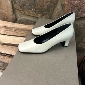 Heels Chic Cream Women's Heels 7 1/2 M like new no flaws found Clean!